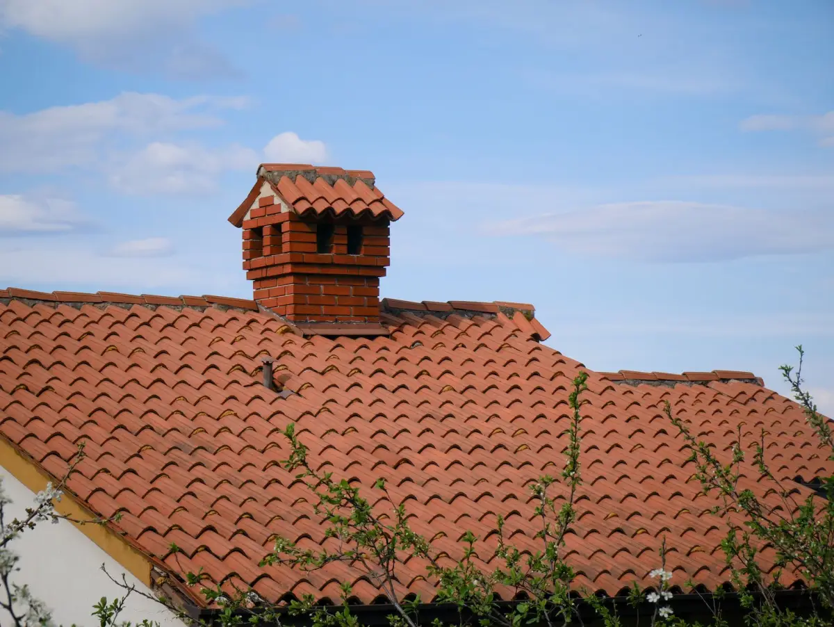 Maison en brique rouge avec toiture en tuiles
