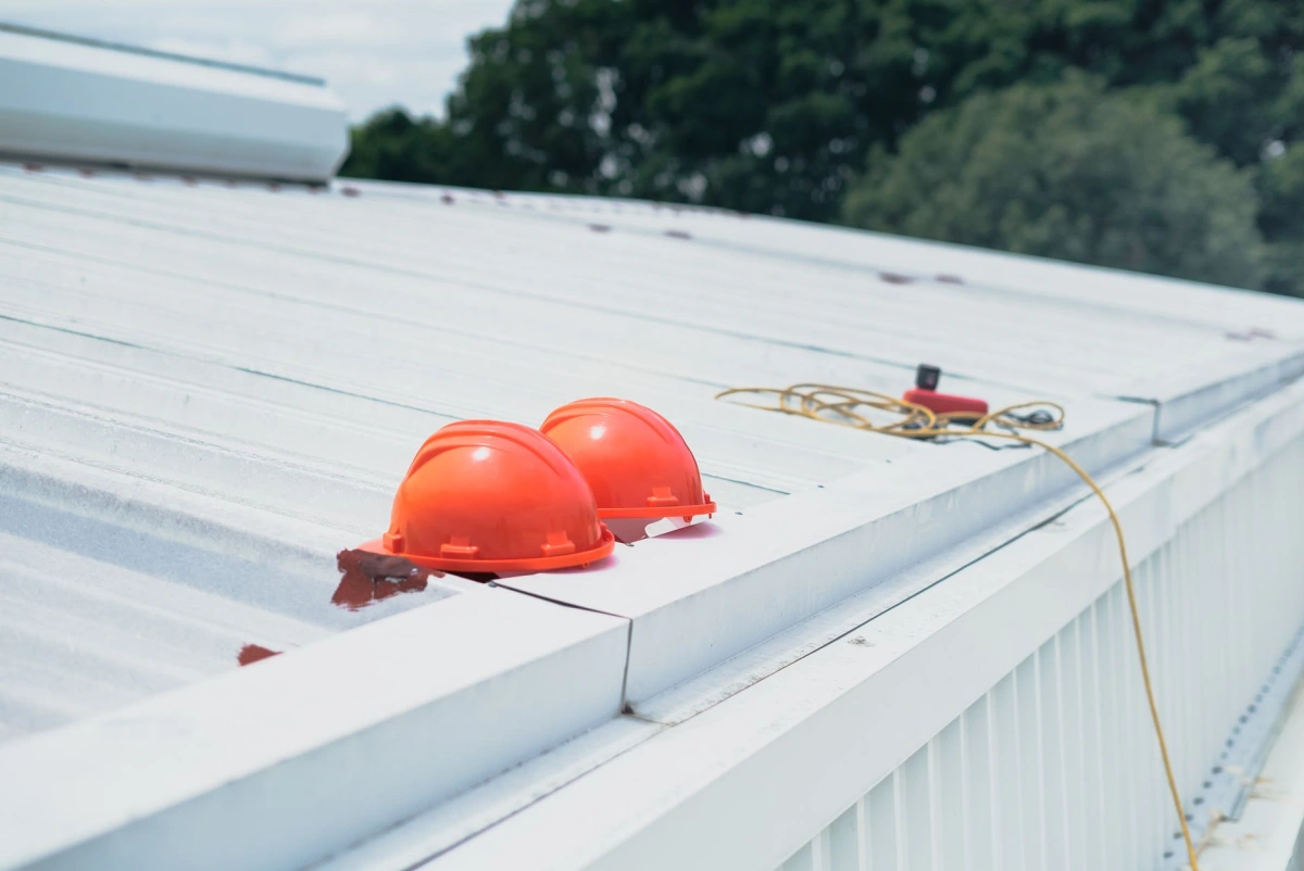 Outils de couvreur posés sur un chantier