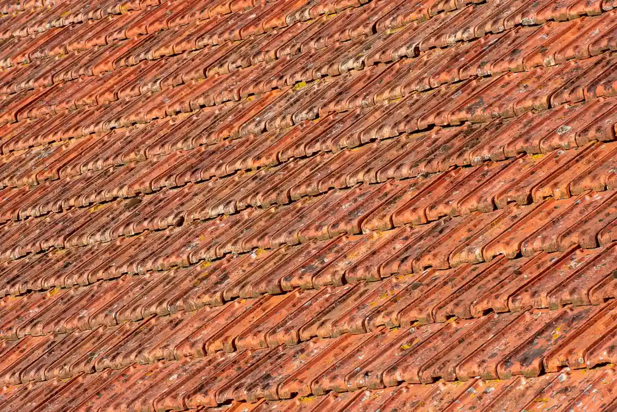 Toiture ancienne en tuiles rouges